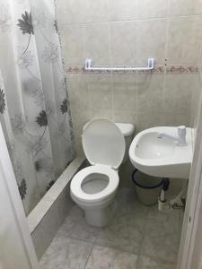 łazienka z toaletą i umywalką w obiekcie Hotel Freedom Nagua w mieście Nagua