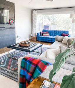 uma sala de estar com um sofá e uma mesa em Expansive Views at The Crest House by Swank House em Ashland
