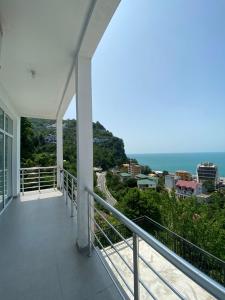 un balcone con vista sull'oceano di Temo's guest house in Kvariati a Kvariati Altre 37 foto