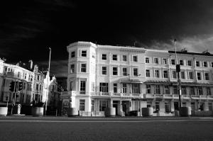 une photo en noir et blanc d'un grand bâtiment blanc dans l'établissement The Lindum, à Hastings