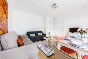 een woonkamer met een bank en een tafel bij Comfortable Home with Garden - 1BR6P - Vanves in Vanves