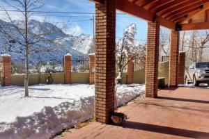 CASA EN MANANTIALES (Potrerillos, Mendoza) في بوتريريلوس: منزل من الطوب مع ثلج على الأرض