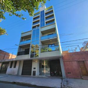 un edificio de apartamentos en una calle de la ciudad en DelaIglesia en San Salvador de Jujuy