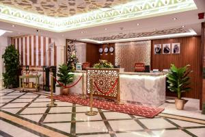 Grand Plaza Badr Al Maqam في المدينة المنورة: لوبي فندق فيه مكتب استقبال