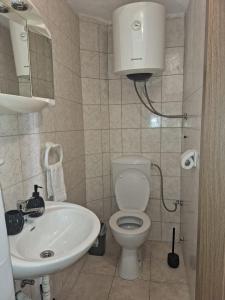 La salle de bains est pourvue d'un lavabo, de toilettes et d'un miroir. dans l'établissement Apartment Tonka, à Trogir