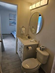 ein Badezimmer mit Toilette, Waschbecken und Spiegel in der Unterkunft Pueblo Townhouse By Monte vista in Puerto Peñasco