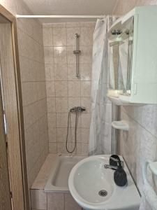 La salle de bains est pourvue d'un lavabo et d'une douche. dans l'établissement Apartment Tonka, à Trogir