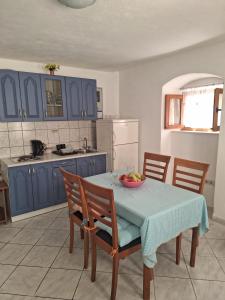 una cocina con una mesa con un bol de fruta. en Apartment Tonka, en Trogir