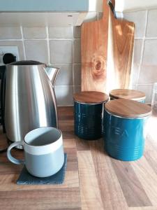 a group of cups sitting on top of a counter at Miller's Cottage in Lancaster in Lancaster