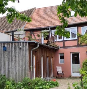 une maison avec une clôture en bois devant elle dans l'établissement Omas Linde, à Brandebourg-sur-la-Havel