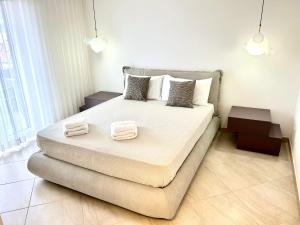 una camera da letto con un letto e due asciugamani di Belle vie luxury house a Montepaone