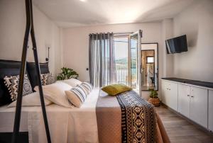 Posteľ alebo postele v izbe v ubytovaní A & B Minimal Suite with Sea View in Argostoli