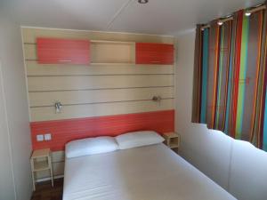 ポール・ラ・ヌーヴェルにあるMobil home 4 à 6 personnes - camping NOVELA HOMAIRの部屋に白いベッドがある寝室