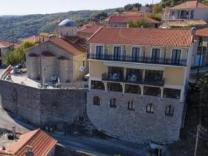 ein großes Gebäude vor einer Stadt in der Unterkunft Hotel Isaraiko Spiti Agia Theodora in Isaris