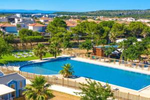 ポール・ラ・ヌーヴェルにあるMobil home 4 à 6 personnes - camping NOVELA HOMAIRのリゾートのプールの俯瞰図