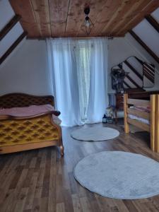 um quarto com uma cama e dois tapetes no chão em MLINSKA em Busovača