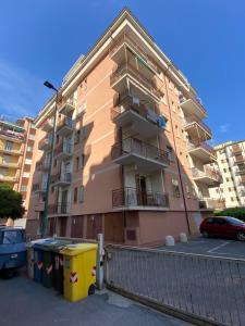 een appartementencomplex met een parkeerplaats ervoor bij Appartamento a due passi dal mare! in Borghetto Santo Spirito
