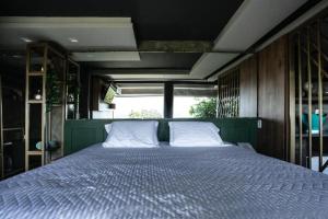 ein Schlafzimmer mit einem großen Bett mit weißen Kissen in der Unterkunft Mirante Pousada Boutique in Primavera do Leste