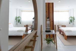 奥尔塔À Beira-Pim的有两张床和一面镜子的酒店房间