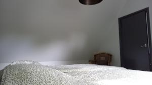 Een bed of bedden in een kamer bij Vechtdalhuisje 17