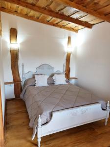 ein Schlafzimmer mit einem großen weißen Bett in einem Zimmer in der Unterkunft La Cabaña de Sofi in Tandil
