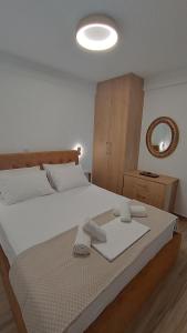 1 dormitorio con 1 cama con 2 toallas en Enigma Boutique Houses Koxyli en Marmarion