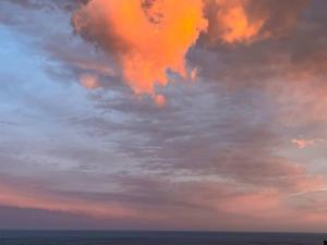 een bewolkte hemel boven de oceaan bij zonsondergang bij Caterine skyline in Positano