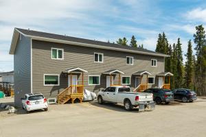 een groot huis met auto's geparkeerd voor het bij NN The Homestay Crestview 2bed 1 5bath in Whitehorse