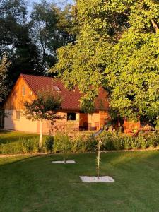 Blatnica的住宿－Domček pod Orechom，院子里两棵树的房子