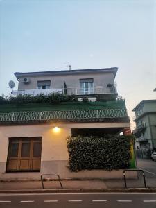 - un bâtiment blanc avec un balcon au-dessus dans l'établissement Malpensata, à Bergame