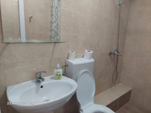 Camera cocheta curte privata la 5 minute de plaja 욕실