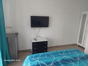 Camera cocheta curte privata la 5 minute de plaja TV 또는 엔터테인먼트 센터 사진 5개 이상