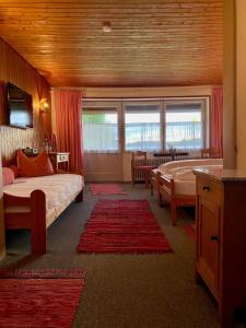 ein Schlafzimmer mit einem Bett und einer Badewanne in einem Zimmer in der Unterkunft Pension am See in Wörthsee