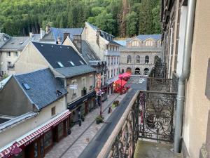 vista su una città da un edificio di Les balcons du Sancy - Appartement neuf 3 étoiles a Le Mont-Dore