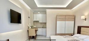een kleine kamer met 2 bedden en een keuken bij Hotel Sotiris Superior Apartments in Mirina