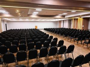 une salle de conférences vide avec des chaises noires dans l'établissement eSuites Hotel Recreio Shopping, à Rio de Janeiro