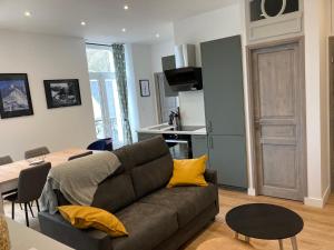 Kuchyňa alebo kuchynka v ubytovaní Les balcons du Sancy - Appartement neuf 3 étoiles