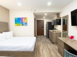 Kuchyň nebo kuchyňský kout v ubytování Hotel Mesaluna Short & Long Stay
