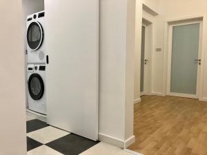 Una habitación con dos lavadoras al lado de una pared. en Opera Flat, en Sofía