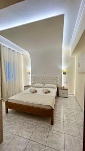 Hotel Sotiris Superior Apartments في ميرينا: غرفة نوم بسرير كبير في غرفة