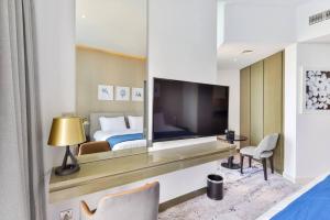 TV a/nebo společenská místnost v ubytování Maison Privee studio 5min walk to Dubai mall with water view