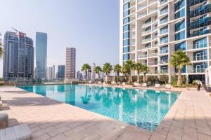 Bazén v ubytování Maison Privee studio 5min walk to Dubai mall with water view nebo v jeho okolí