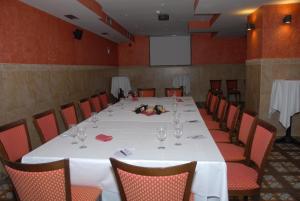 a large room filled with tables and chairs at Hotel Juaneca in San Agustín de Guadalix