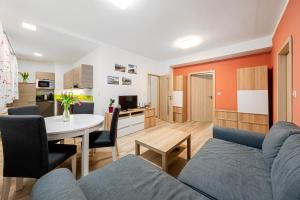 赫鲁迪姆Apartmán Jabloňová的带沙发和桌子的客厅