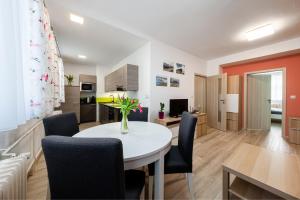 赫鲁迪姆Apartmán Jabloňová的配有桌椅的厨房和餐厅