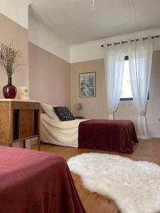 Un dormitorio con dos camas y una ventana. en Havre de paix à Carteret !, en Barneville-Carteret