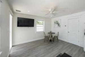a dining room with a table and a ceiling fan at The Retreat at Anna Maria Island Inn in Bradenton Beach