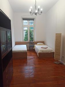 Sala de estar con 2 camas y TV en Apartament PAPROTKA 100m, en Legnica