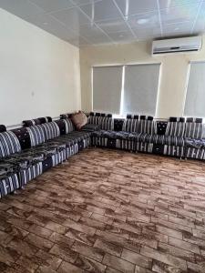 una habitación con una fila de sillas en una habitación en مزرعة السمو, en Baljursi