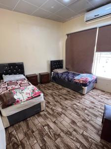 Pokój z 2 łóżkami i oknem w obiekcie مزرعة السمو w mieście Baldżuraszi